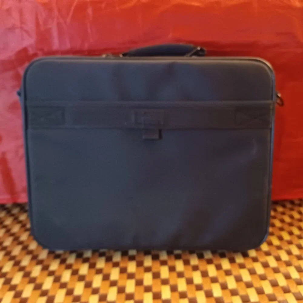 Targus Light Weight Laptop Computer Messenger Bag Black Nylon Canvas TVR300